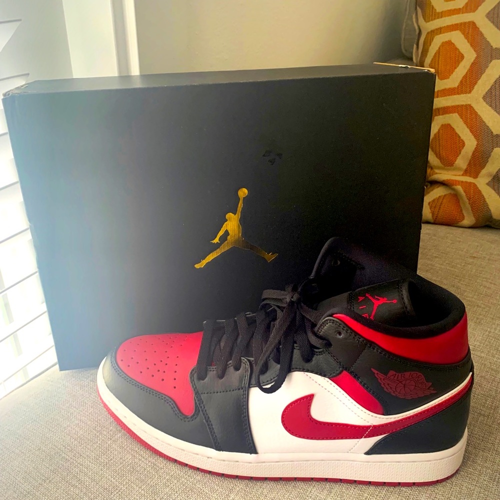 Air Jordan 1 MID (ACCEPTING BEST OFFER)